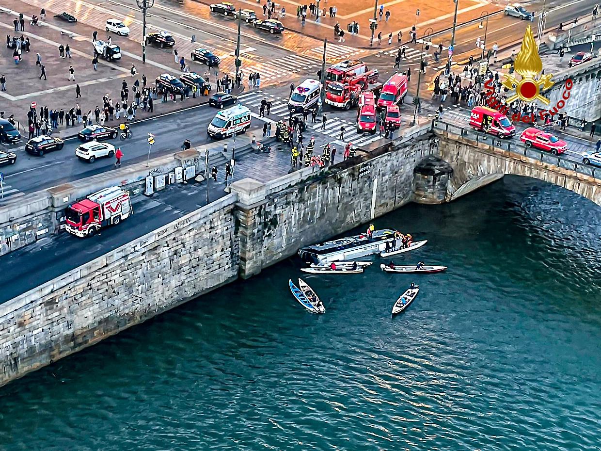 Un pullman cade nel Po dal ponte di piazza Vittorio Veneto