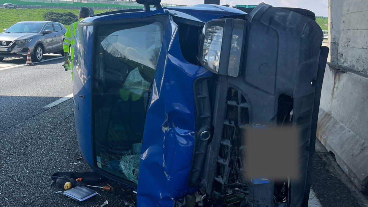 Si ribalta dopo uno scontro, altro incidente sulla tangenziale nord di Torino