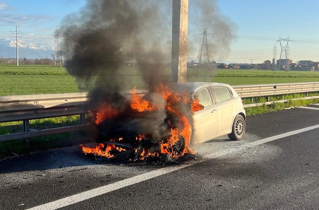 Incendio in tangenziale a Torino, un’auto prende fuoco e intasa il traffico - VIDEO