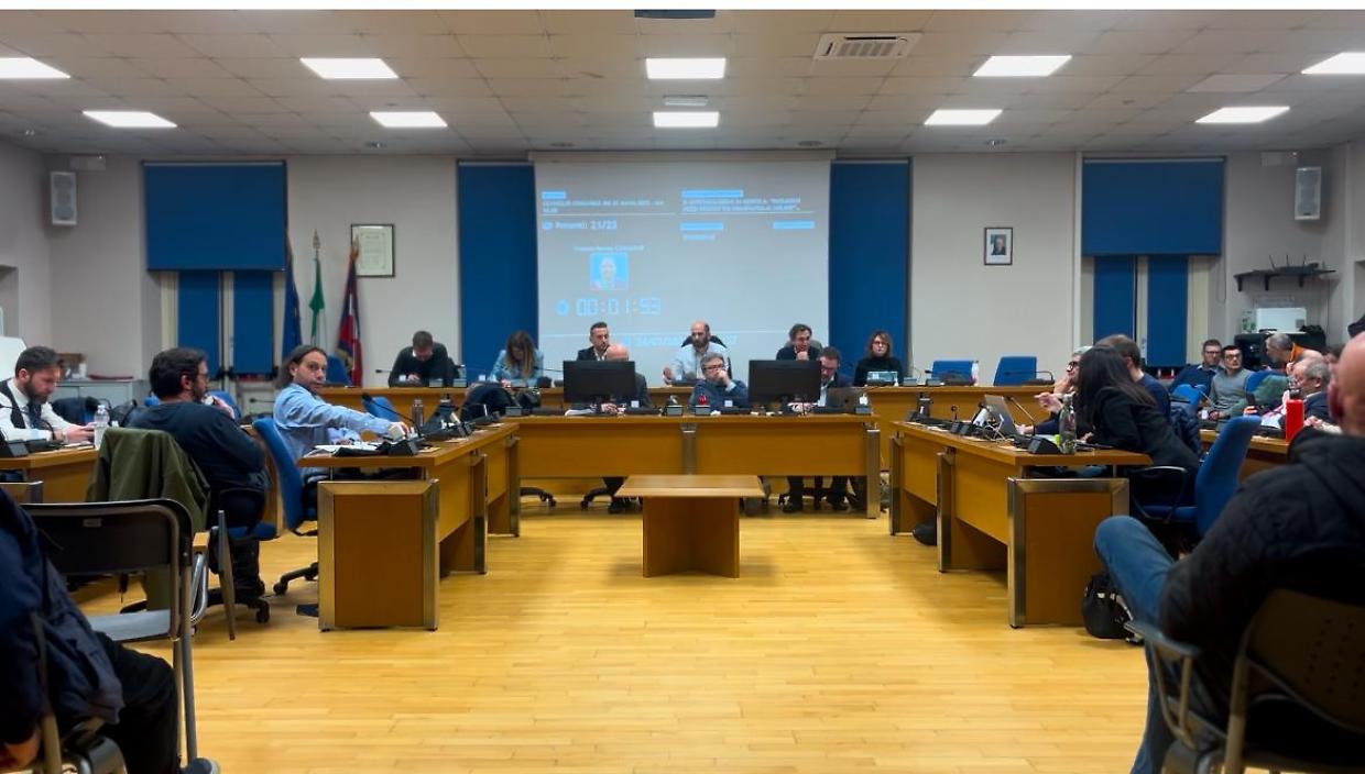 Assemblea di condominio nella sala consiliare: è bufera