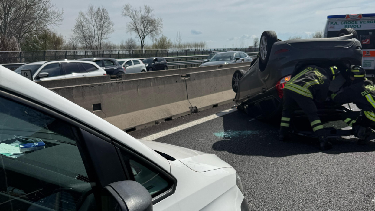 Caos in tangenziale sud: scontro tra quattro veicoli, un ferito e traffico in tilt