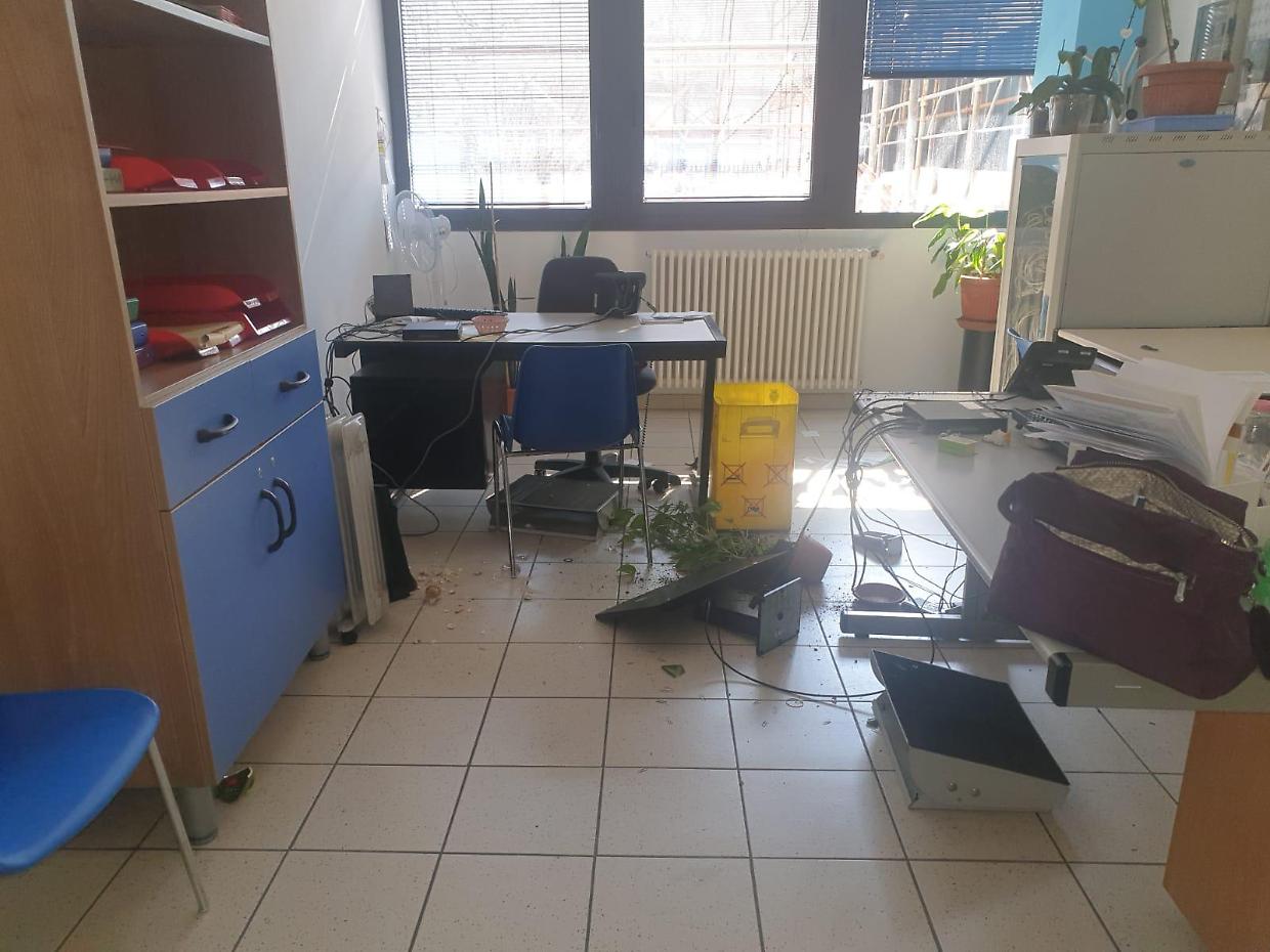 Computer rotti a colpi di mazza: assalto agli uffici del servizio sociali