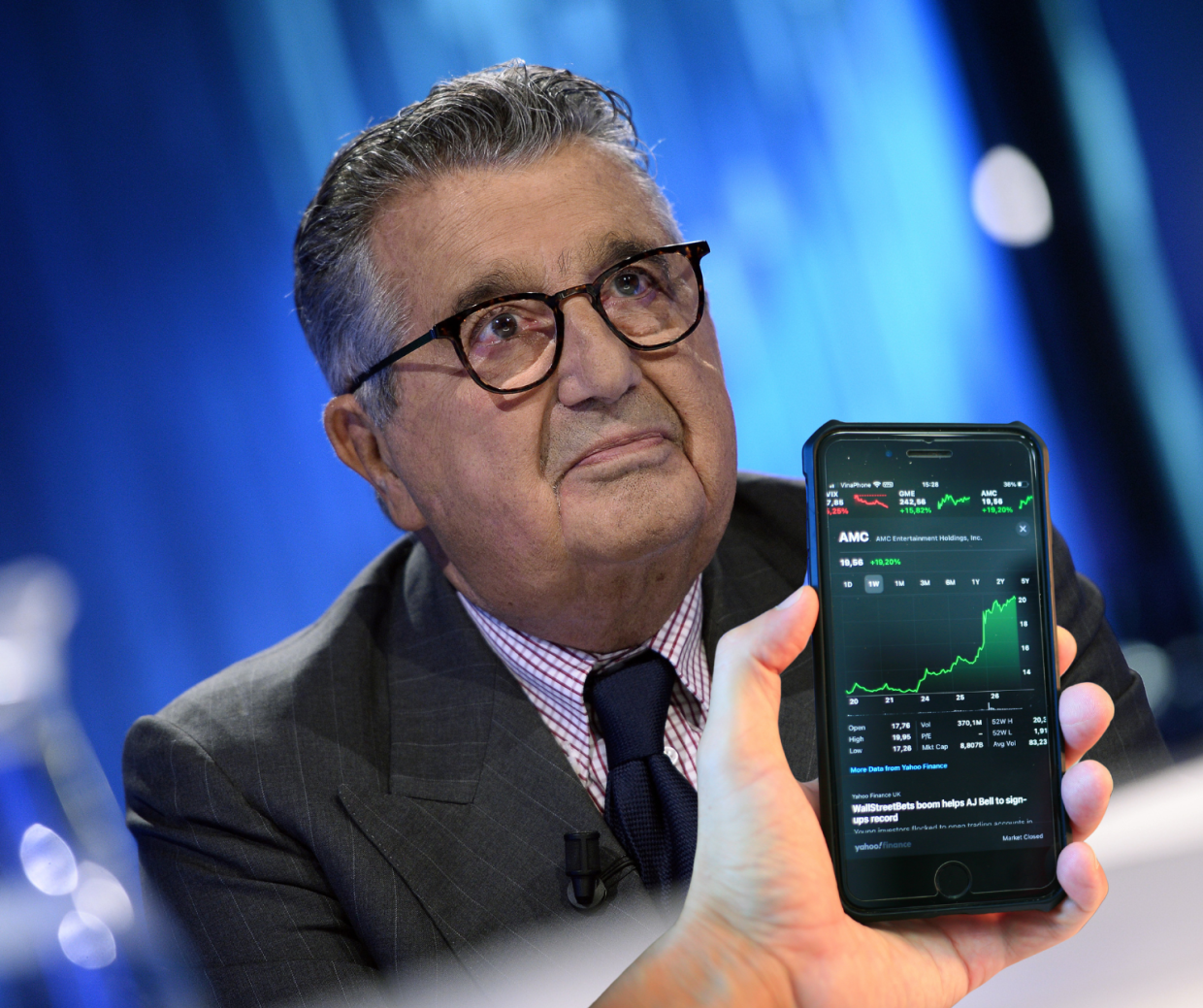 Carlo De Benedetti, la truffa su WhatsApp: "Rubata la mia immagine"