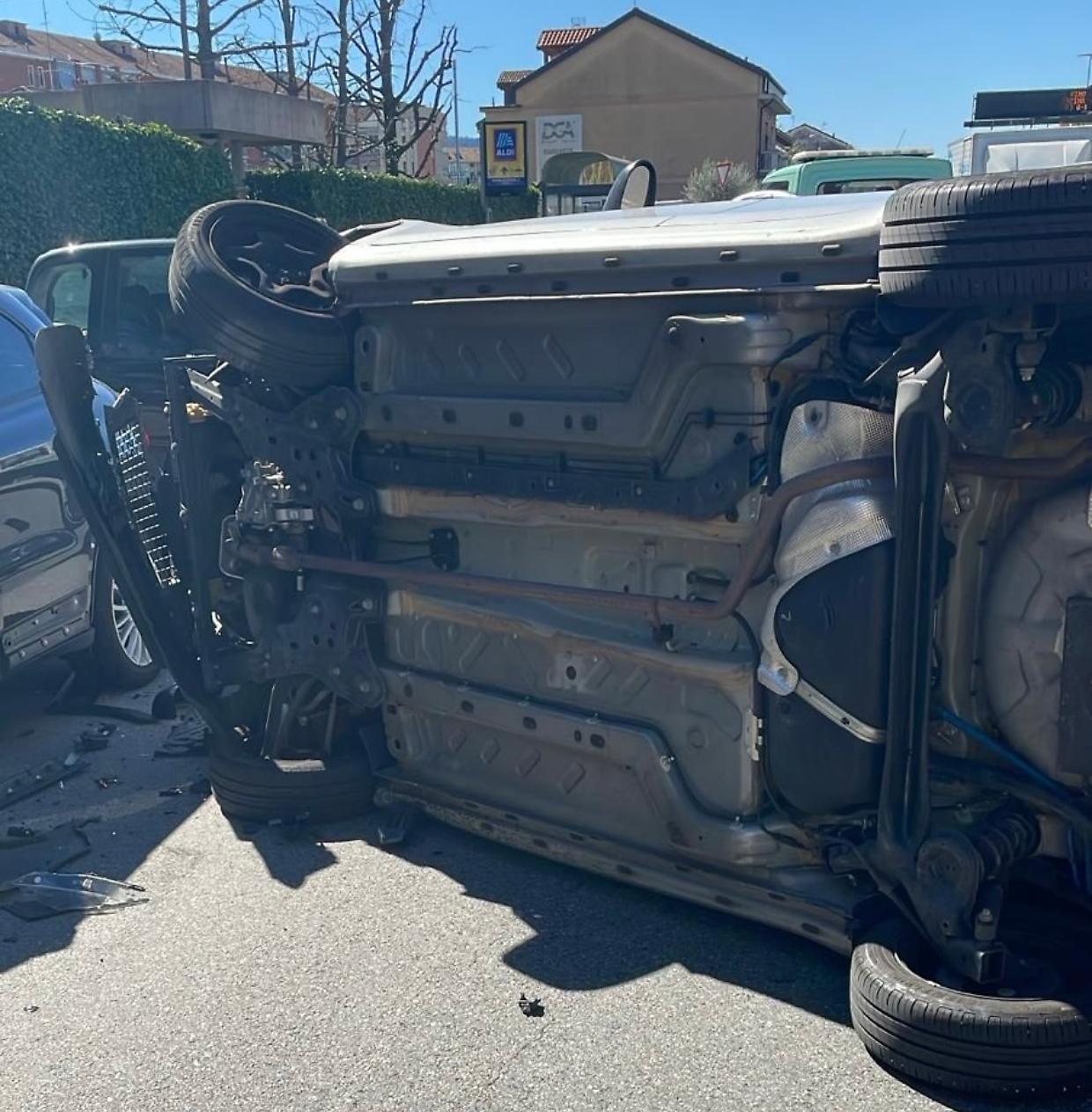 Incidente a Torino, auto si ribalta in strada: ferito il conducente