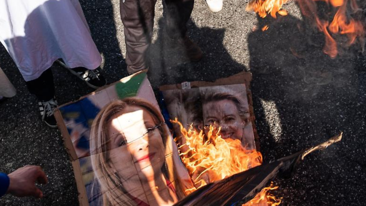 Meloni bruciata, Lo Russo  condanna: «Gesto inqualificabile» ma l'opposizione non ci sta e scoppia la polemica