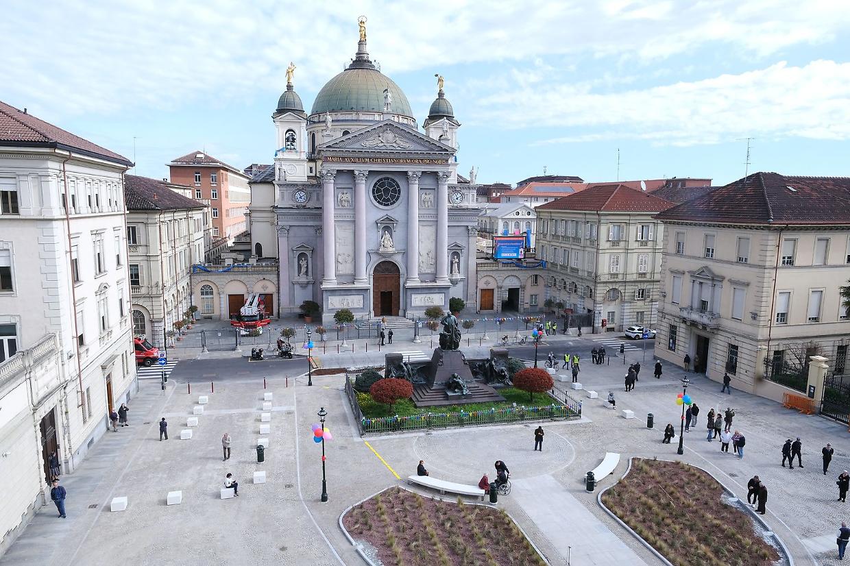 Nuova piazza (senza auto) davanti alla Basilica di Maria Ausiliatrice. E adesso ci sono anche le campane