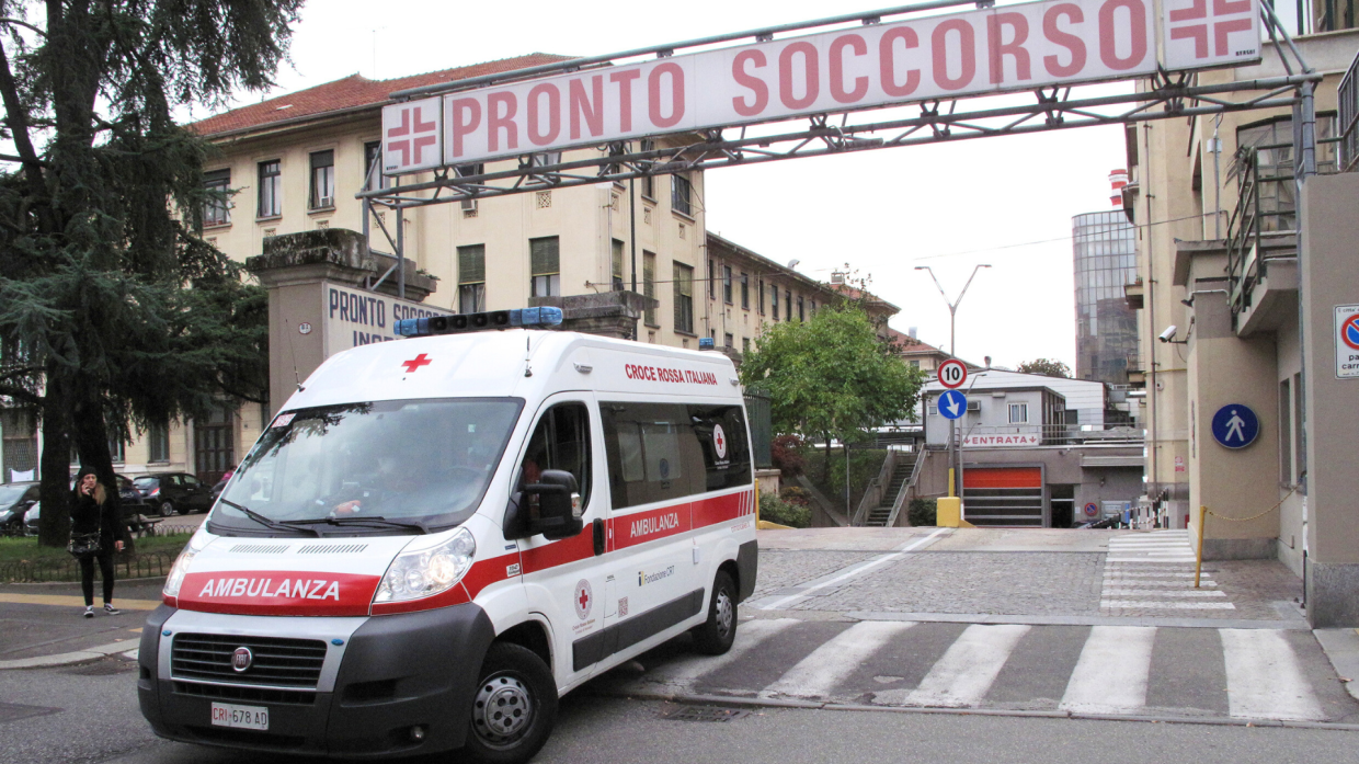 «Salva mia madre o ti ammazzo»: medico del 118 minacciato con una pistola