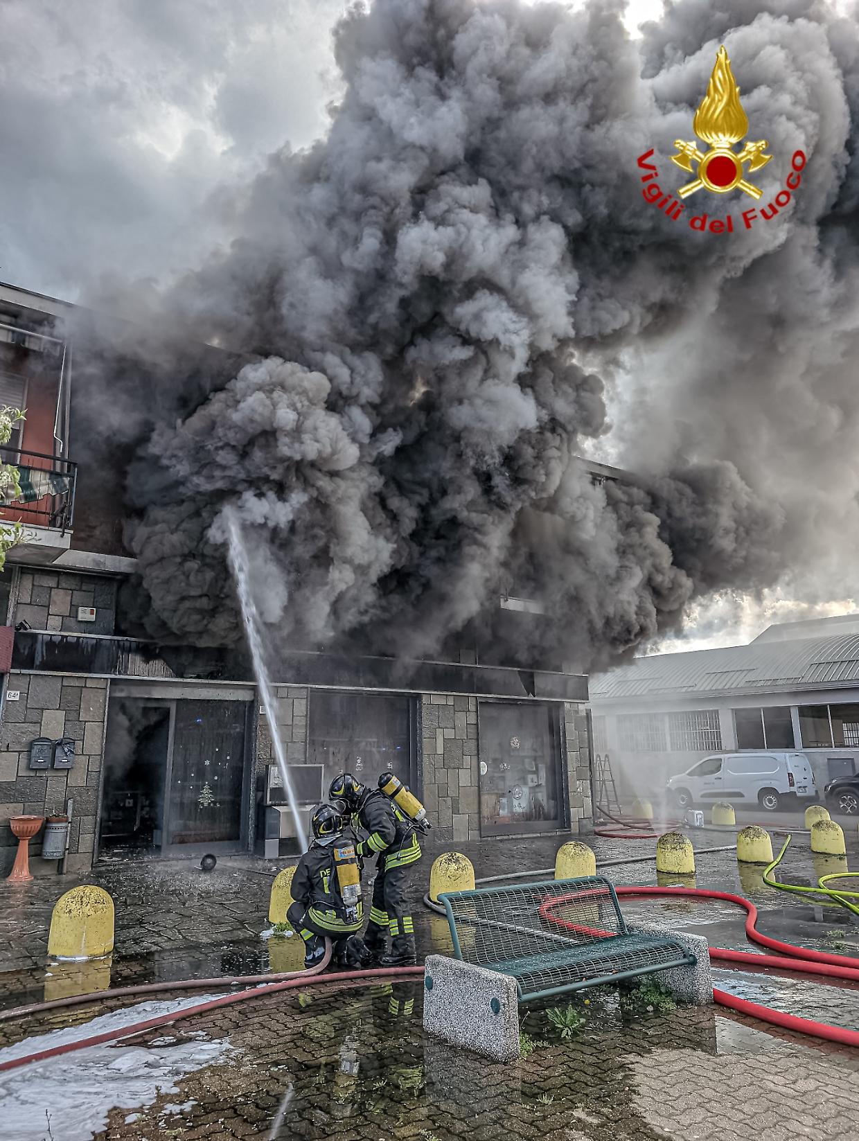 Incendio devasta un negozio, paura a Settimo Torinese
