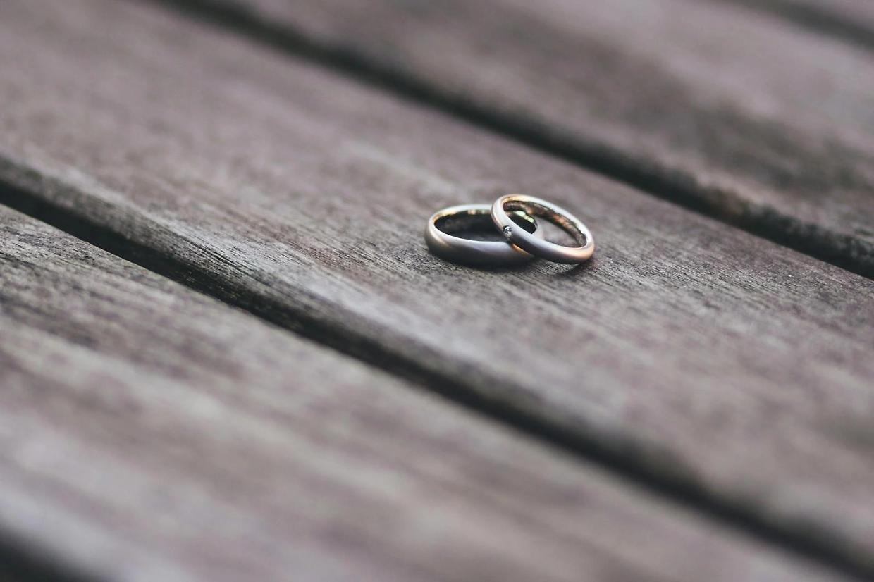 Divorziano per non pagare le tasse ma i cuoricini sui social li incastrano