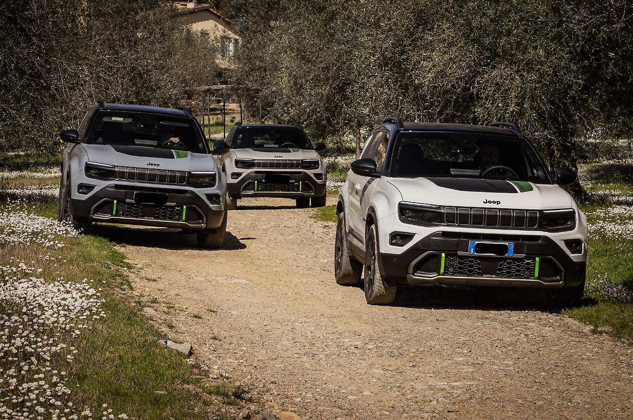 Jeep Avenger dominante in Italia: successo elettrico e versatilità