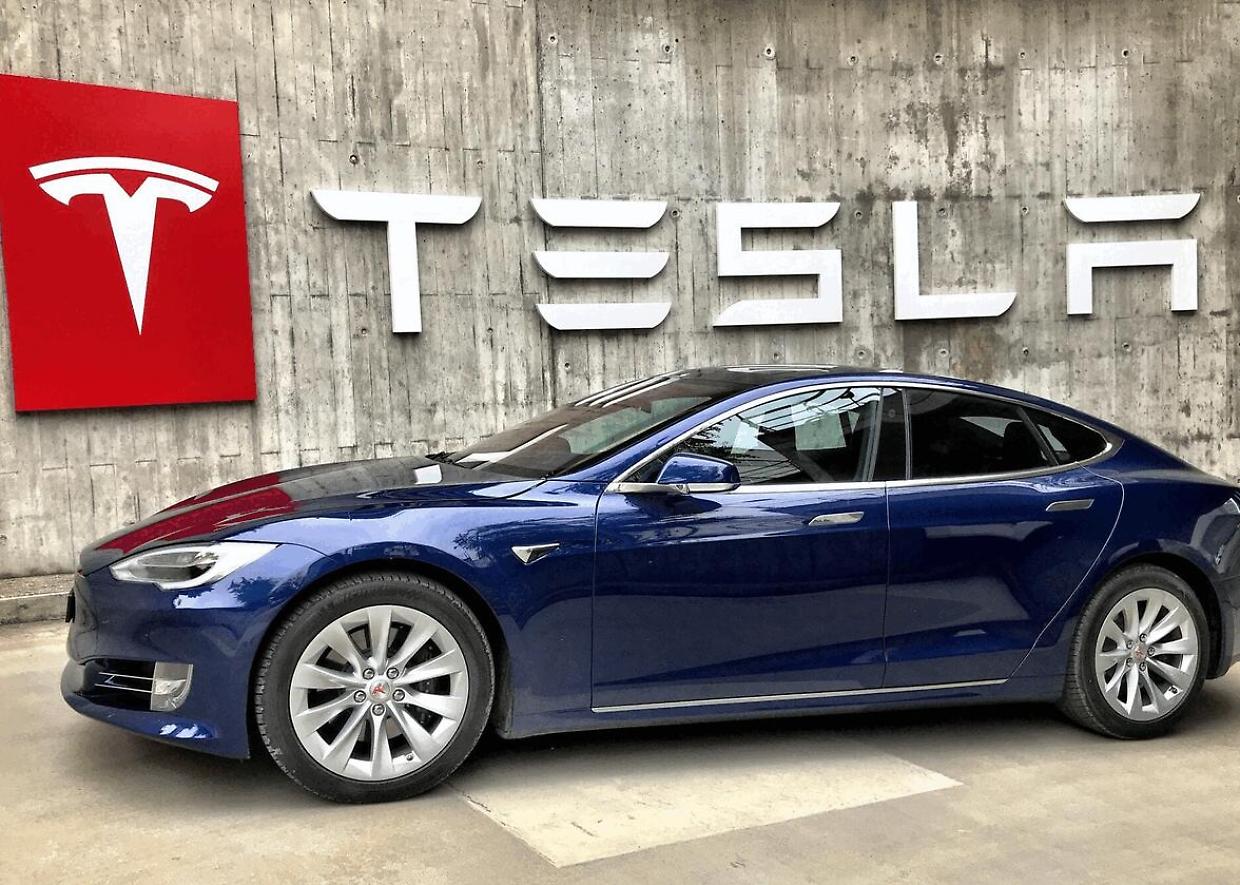 Tesla accelera in Italia: vendite in crescita a marzo, ma il bilancio trimestrale resta negativo