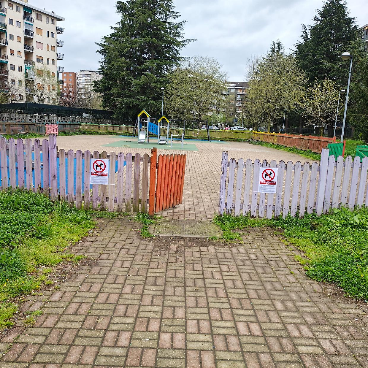 Cartelli, telecamere e agenti in borghese contro i cani nell'area giochi per bambini