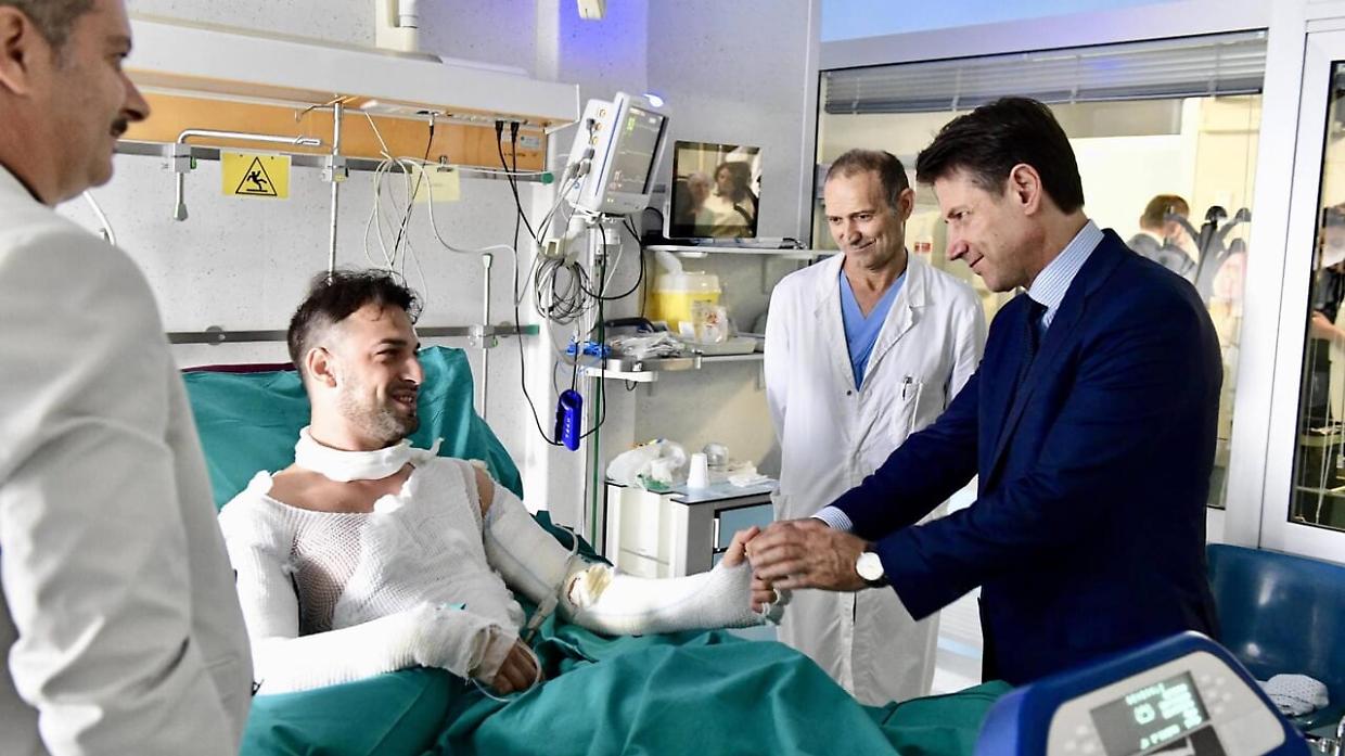 L’allora premier Giuseppe Conte visita Riccardo Muci, ricoverato dopo il disastro di Borgo Panigale