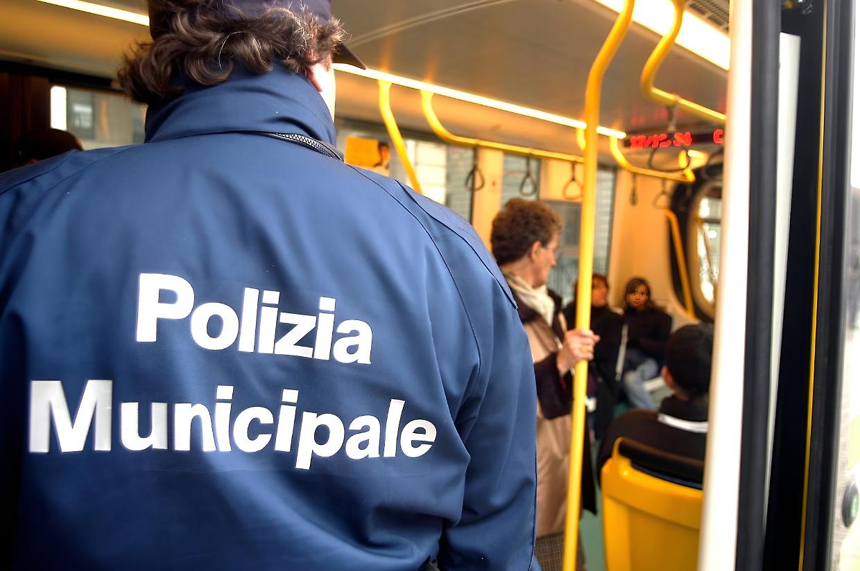 Sindacato dei vigili contro l’assessore: «Non può trattarci come poliziotti»