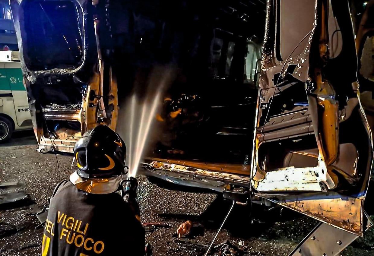 Guerra rom a Torino, c'è un arresto: «Ha dato fuoco al camper con dentro sorella e nipotina»