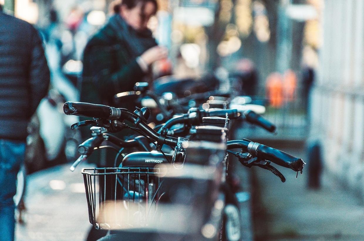 Pinerolo punta sulla mobilità sostenibile: inaugurate tre ciclostazioni per biciclette