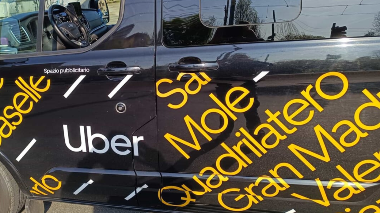 Torino, fermato minivan Uber per scritte pubblicitarie irregolari