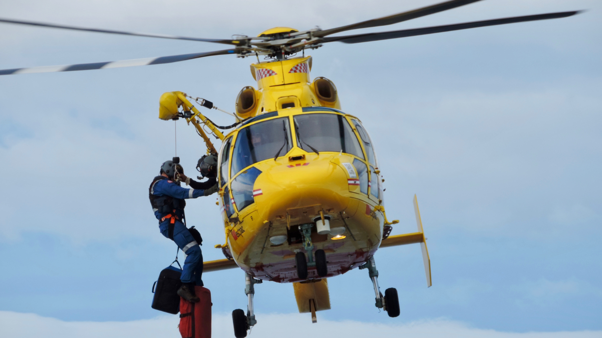 Grave incidente sul lavoro a Cavaglià, operaio ustionato da acido acetico