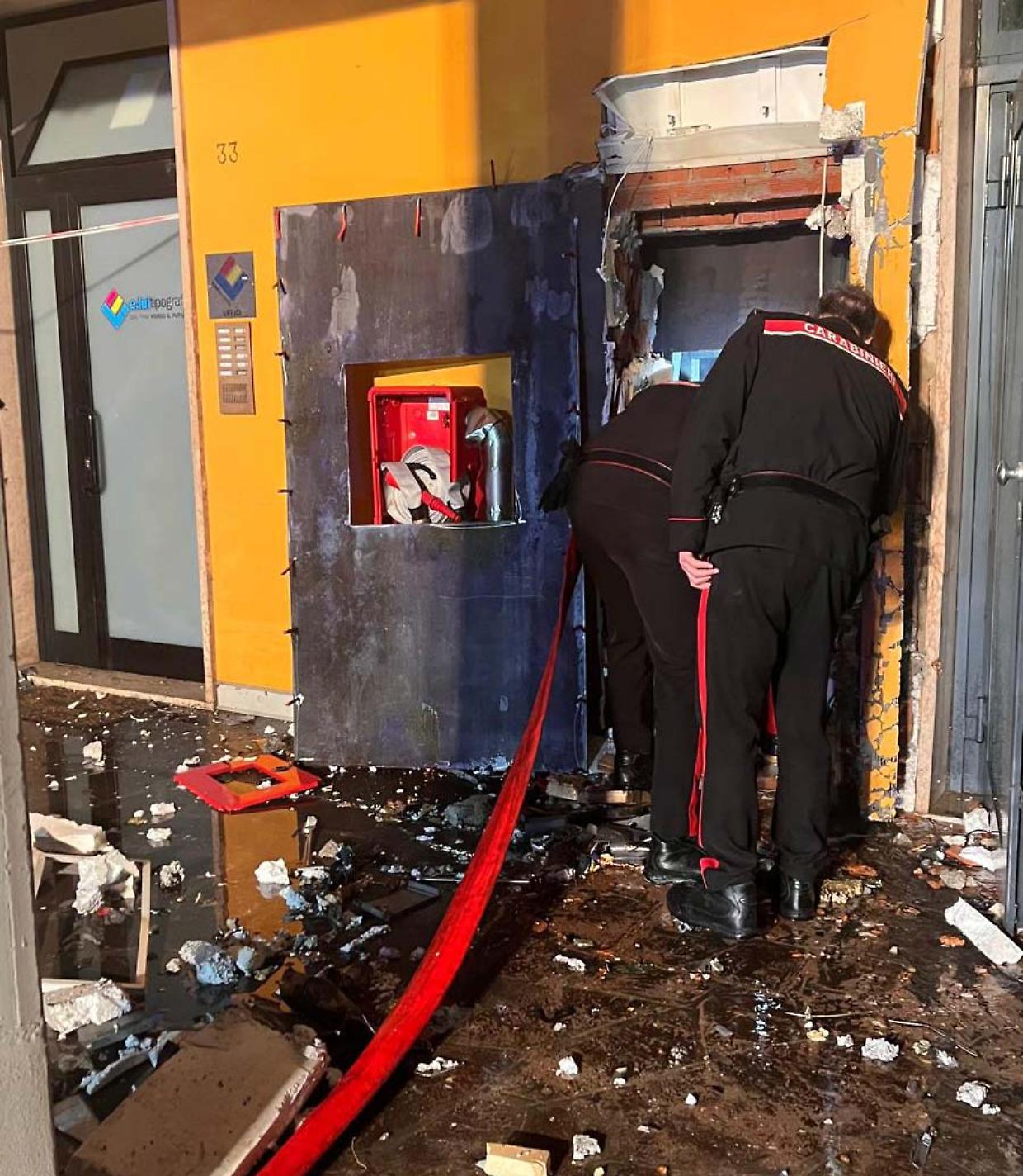 Tre esplosioni in una notte: assalto ai bancomat nel Torinese e nel Cuneese