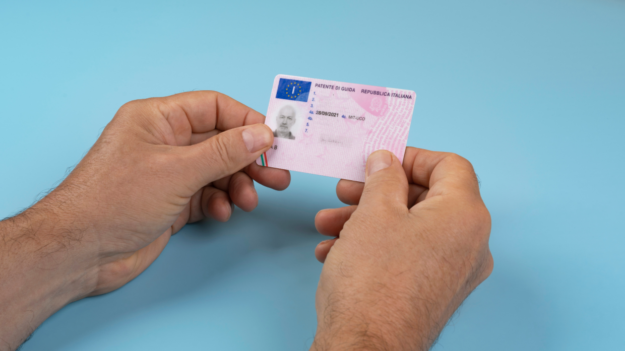 Patenti facili, esami truccati con l'uso di auricolari e microcamere