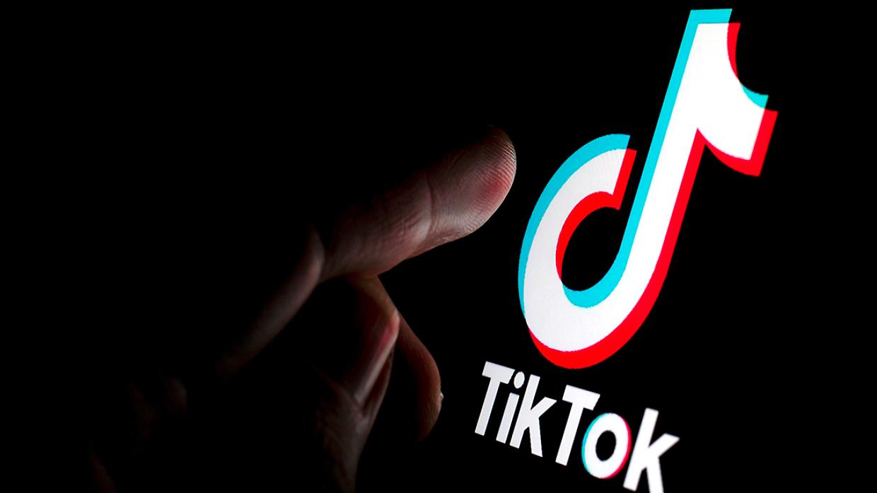 #SkinnyTok sparisce da TikTok: stretta sui video che influenzano i giovani