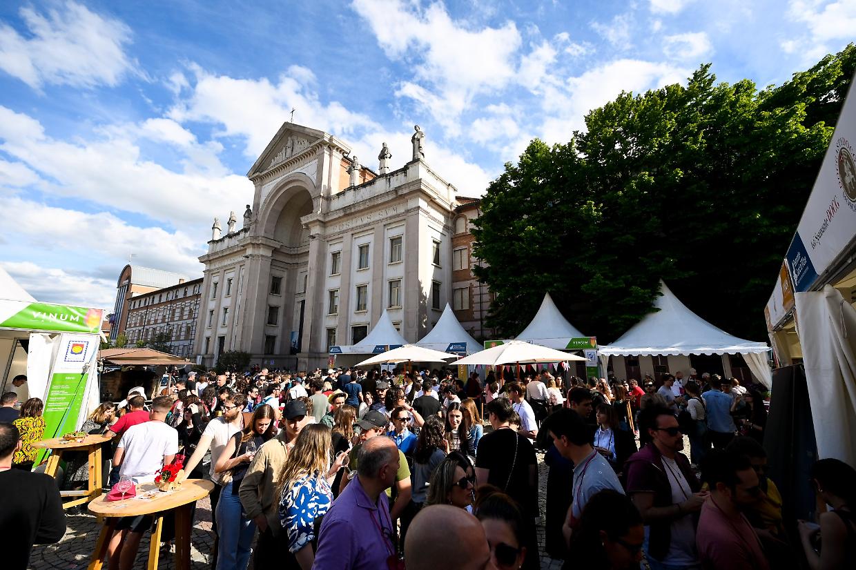Vinum 2025 ad Alba: l’enoteca a cielo aperto che celebra i grandi vini piemontesi