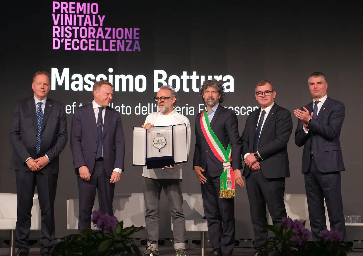 Massimo Bottura premiato al Vinitaly 2025: celebrata l'eccellenza della cucina italiana