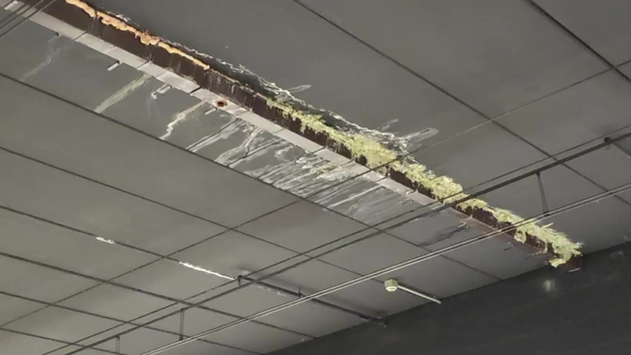 Il soffitto della stazione con i segni evidenti delle infiltrazioni d’acqua