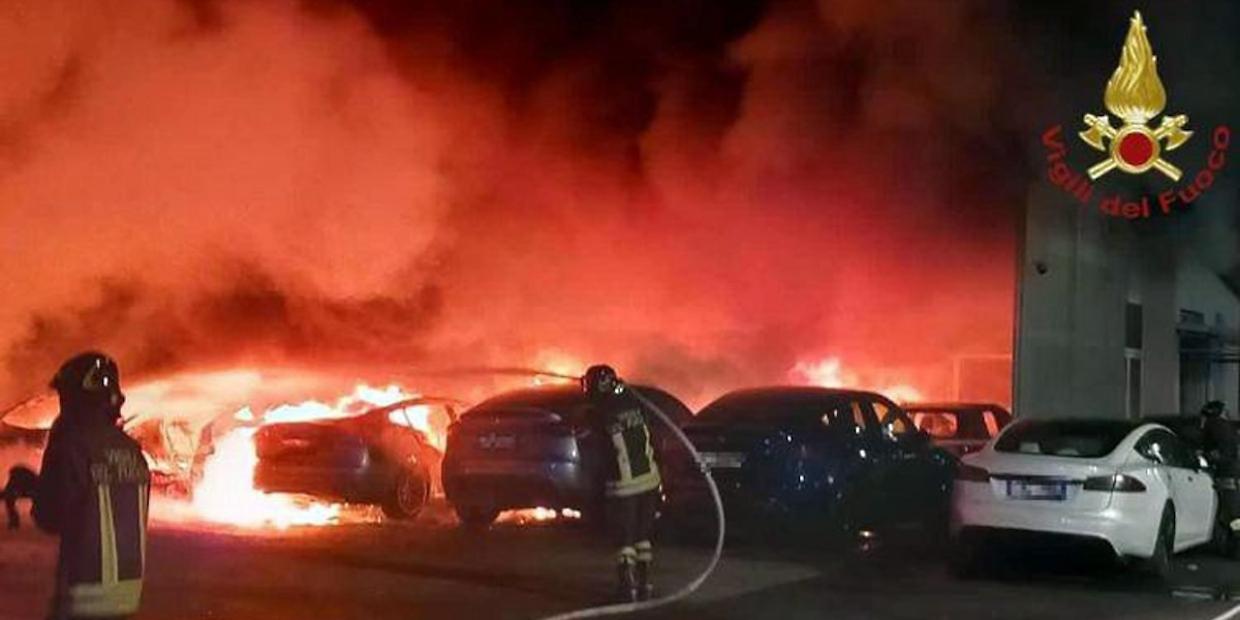 Il referente italiano di Tesla sotto scorta dopo l'incendio doloso al Tesla Center