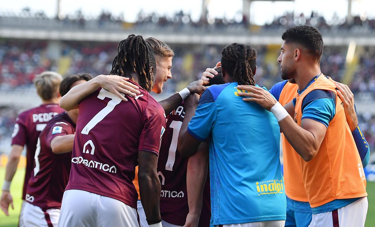 Una foto di gruppo dei granata durante Torino-Verona
