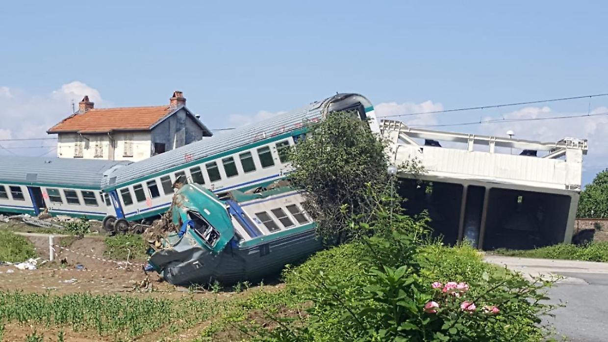 Tragedia del treno a Caluso, condannato l'autista del tir bloccato sulle rotaie