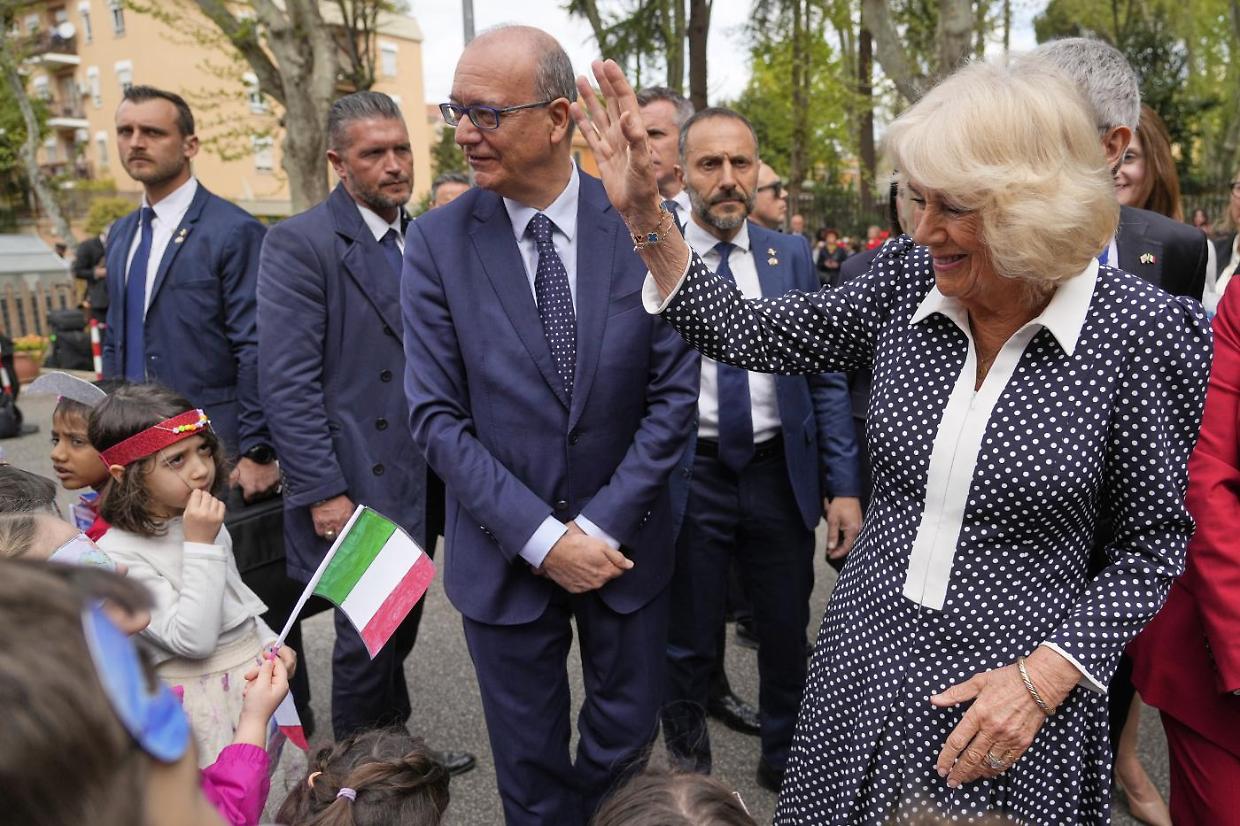 Regina Camilla sorprende in una scuola di Roma: applausi, studenti e una pizza inaspettata