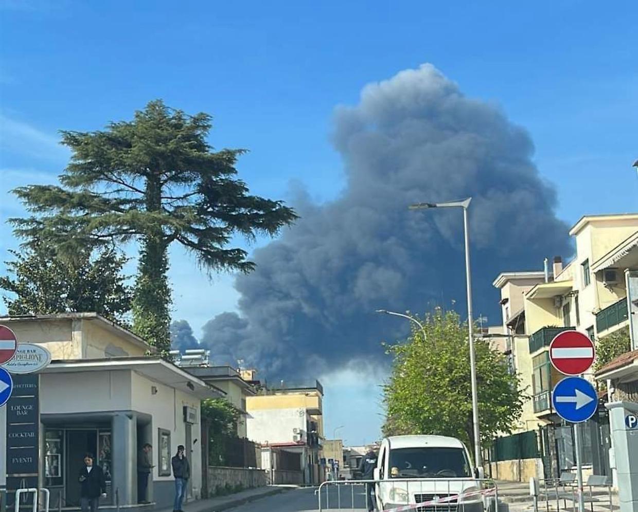Colonna di fumo nero visibile da chilometri, maxi incendio all'azienda chimica