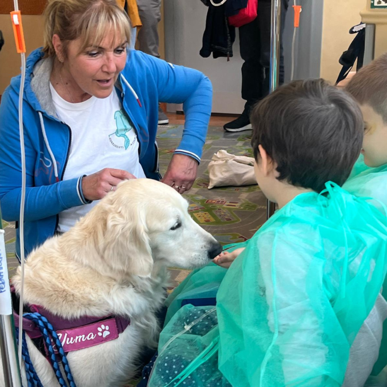 Yuma, la Golden Retriever che aiuta i piccoli pazienti del Santa Croce