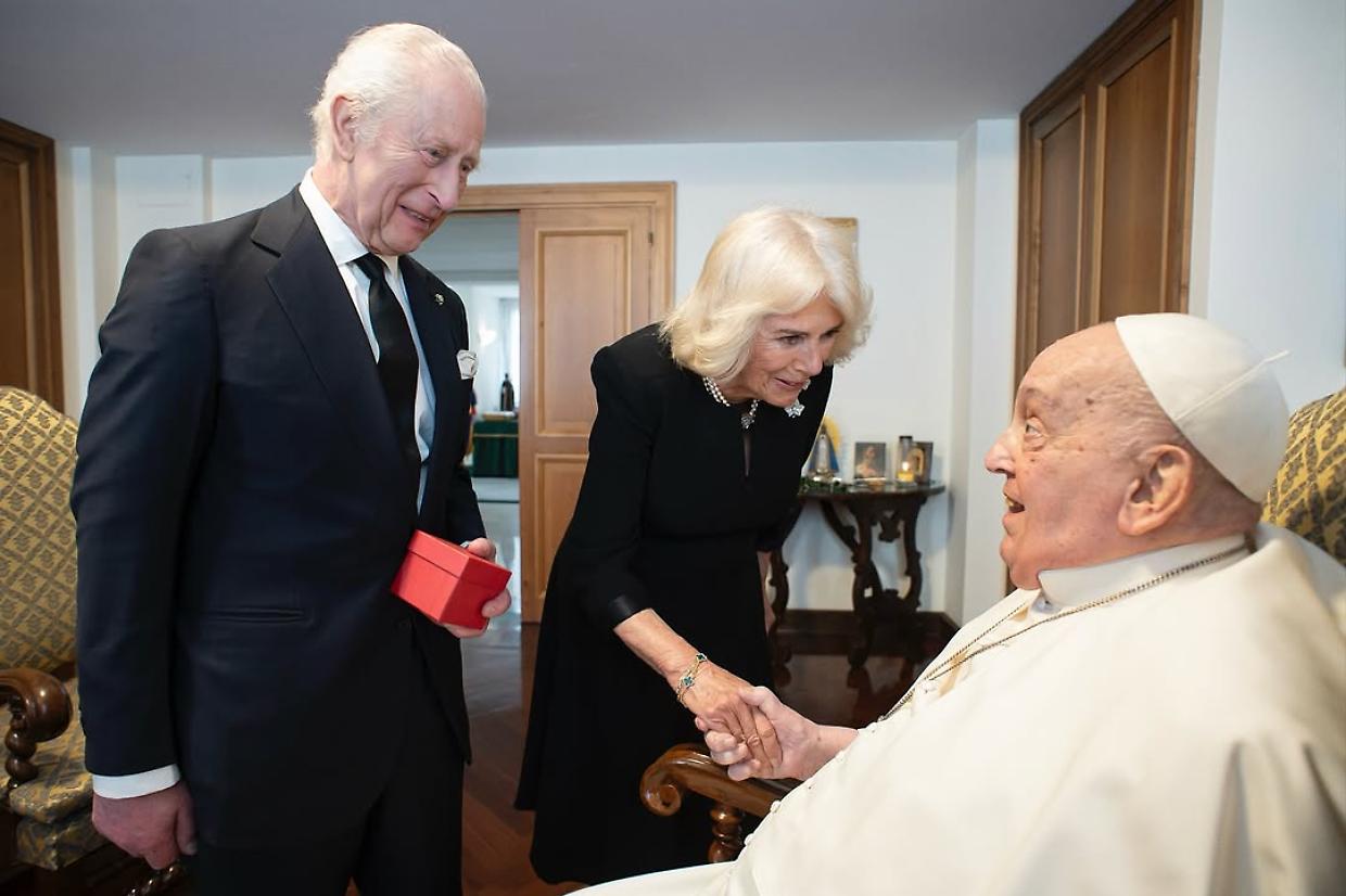 Carlo e Camilla incontrano Papa Francesco: la foto che nessuno si aspettava