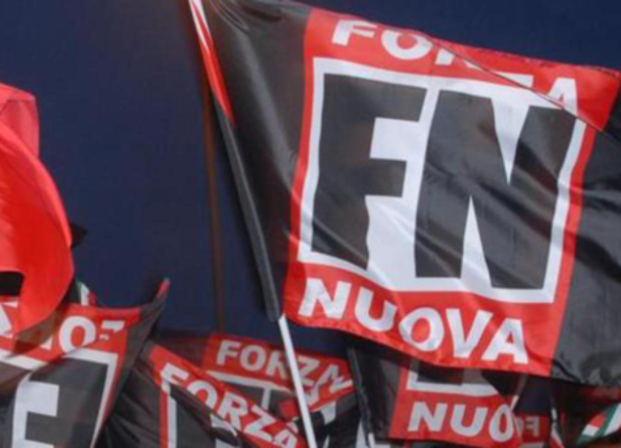 Protesta a Mathi: lo striscione di Forza Nuova contro il presunto condono edilizio