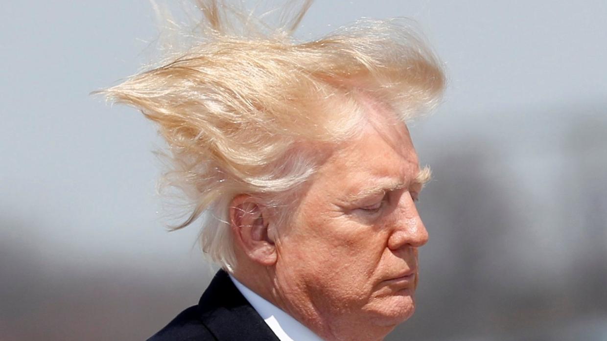 Trump contro le docce a basso flusso: "Ci metto 15 minuti a lavare i miei bellissimi capelli"