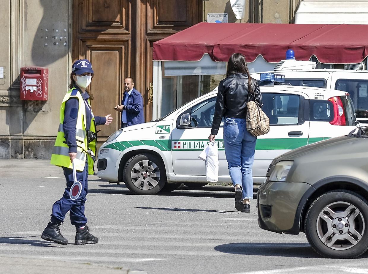 «Vigili di quartiere? Siamo pochi»: ora (anche) il sindacato Uil attacca l'assessore