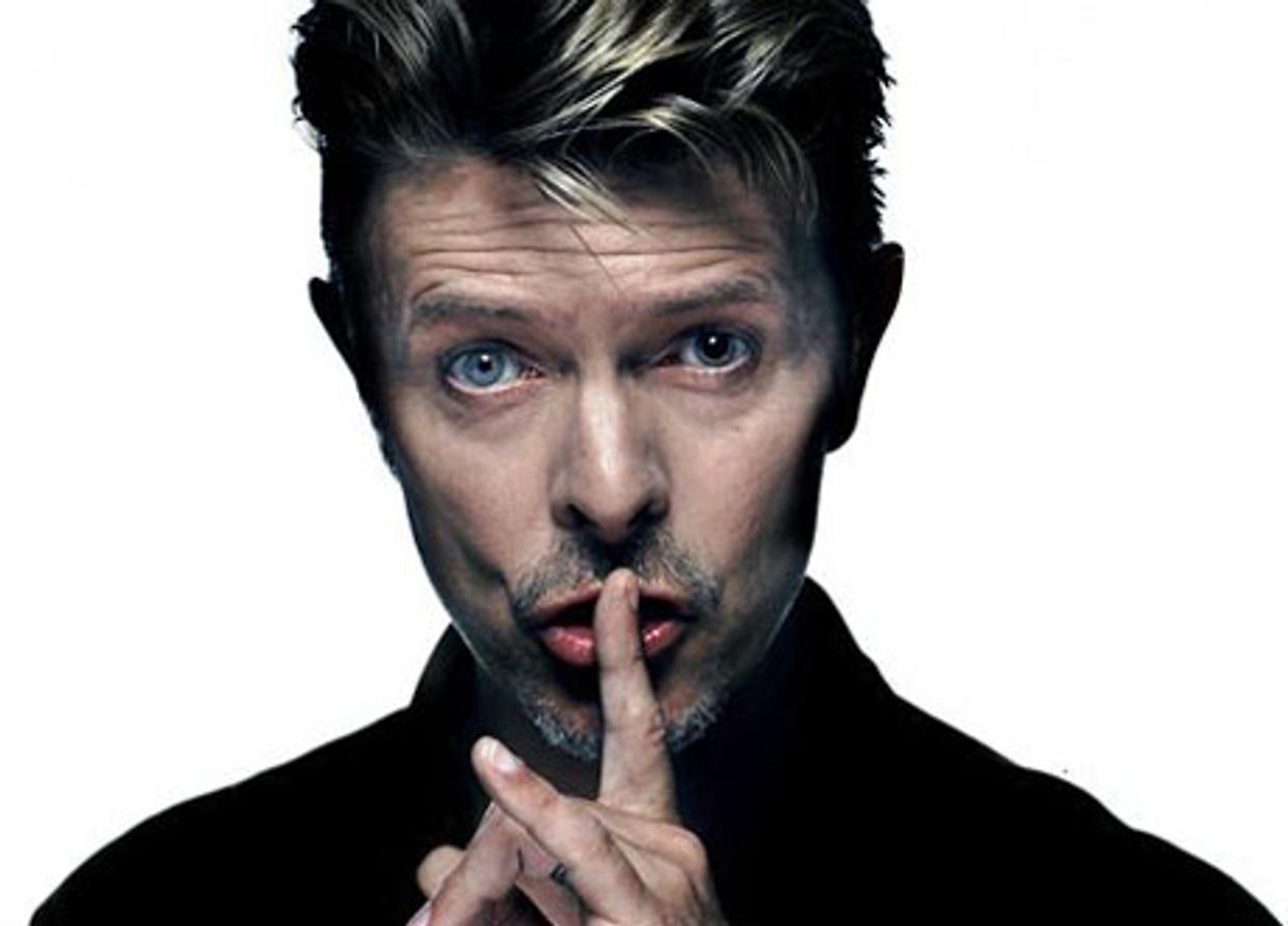 David Bowie come non l’avete mai visto: scatti inediti tra famiglia, memoria e palco