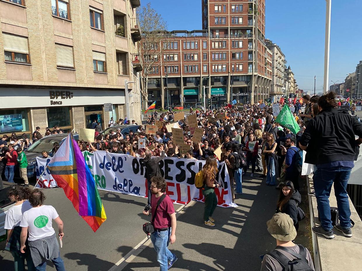 In centinaia a Torino per Fridays for Future, c'è anche la Fiom