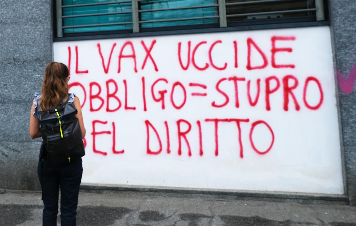 Scritte contro i vaccini a Torino e provincia, nei guai 12 "guerrieri" No Vax