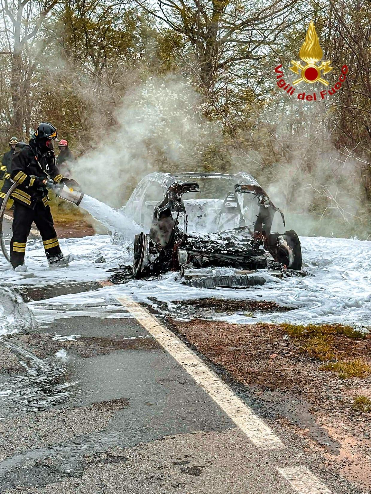 Un'auto elettrica prende fuoco a Rivarossa: intervento dei vigili del fuoco di Torino