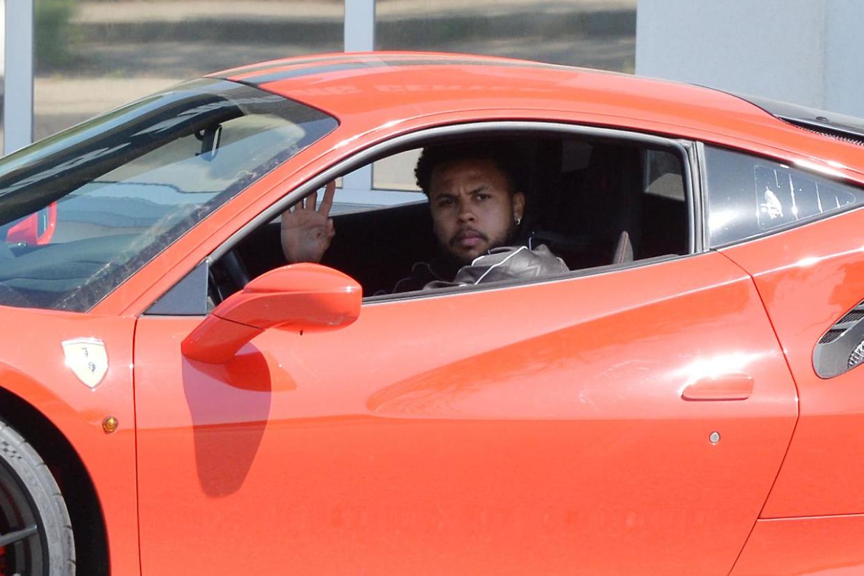 Weston McKennie esce dalla Continassa a bordo della sua Ferrari