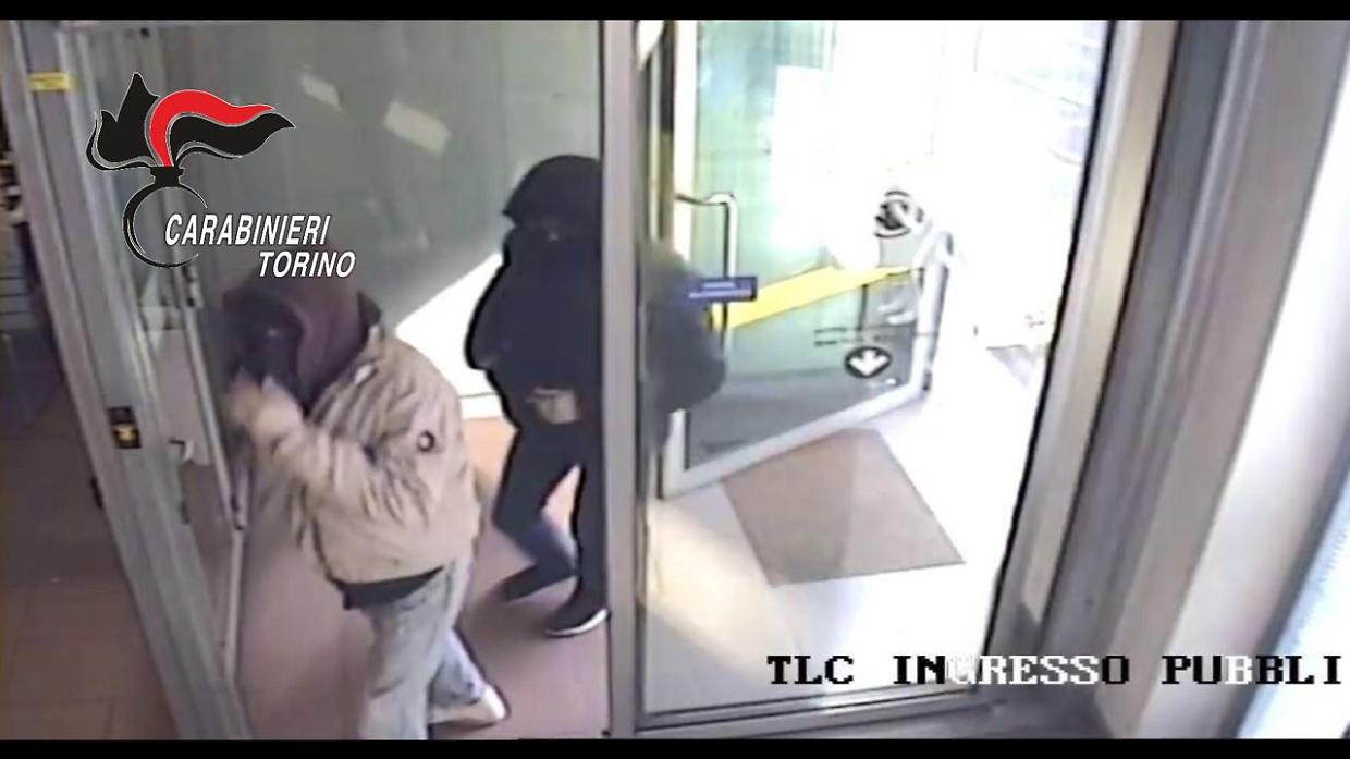 Coltello, pistola e volti coperti: identificato uno dei rapinatori dell'ufficio postale di Caselle