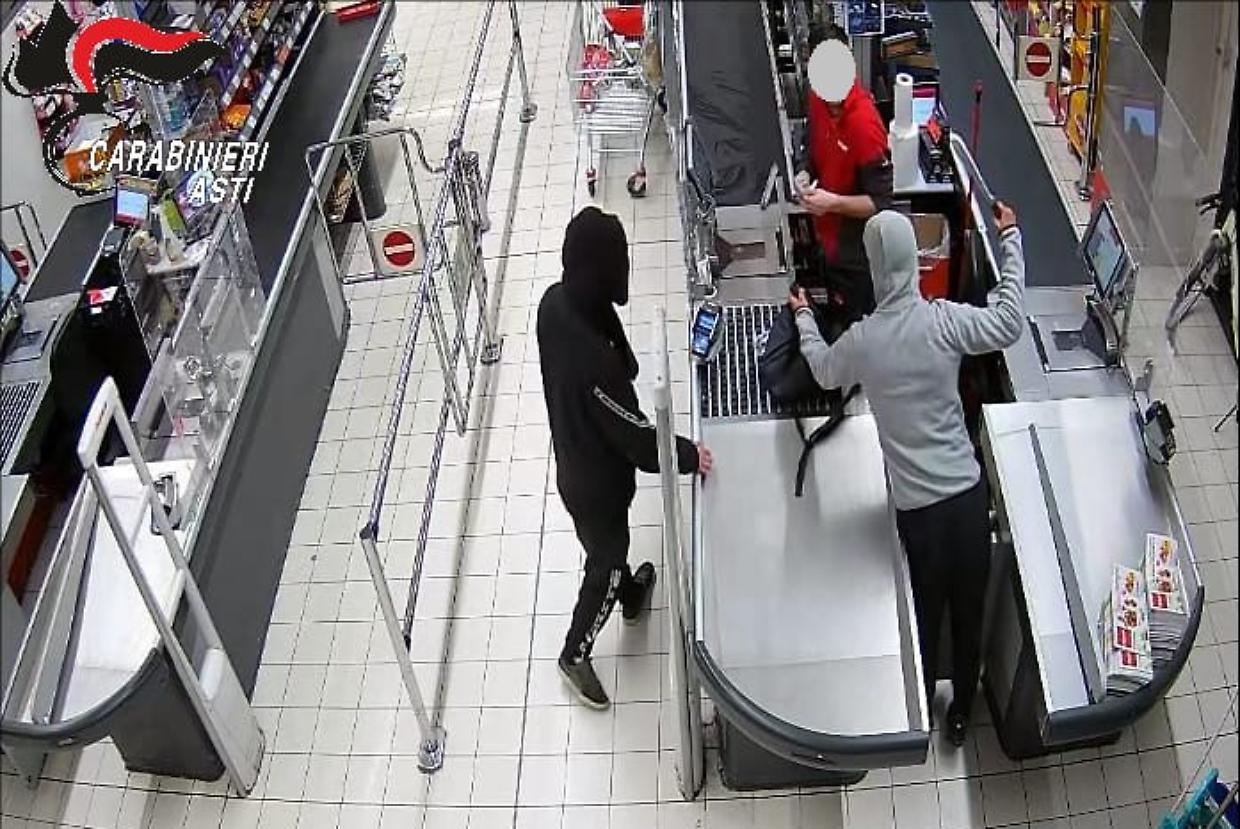 Rapina con maschere e machete: arrestati i due rapinatori del Penny Market