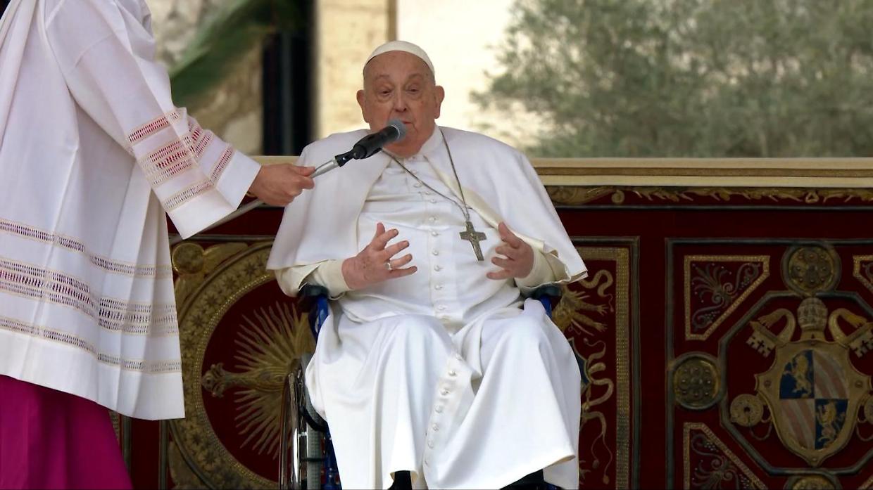 Papa Francesco a sorpresa in piazza per le Palme: commozione in Piazza San Pietro