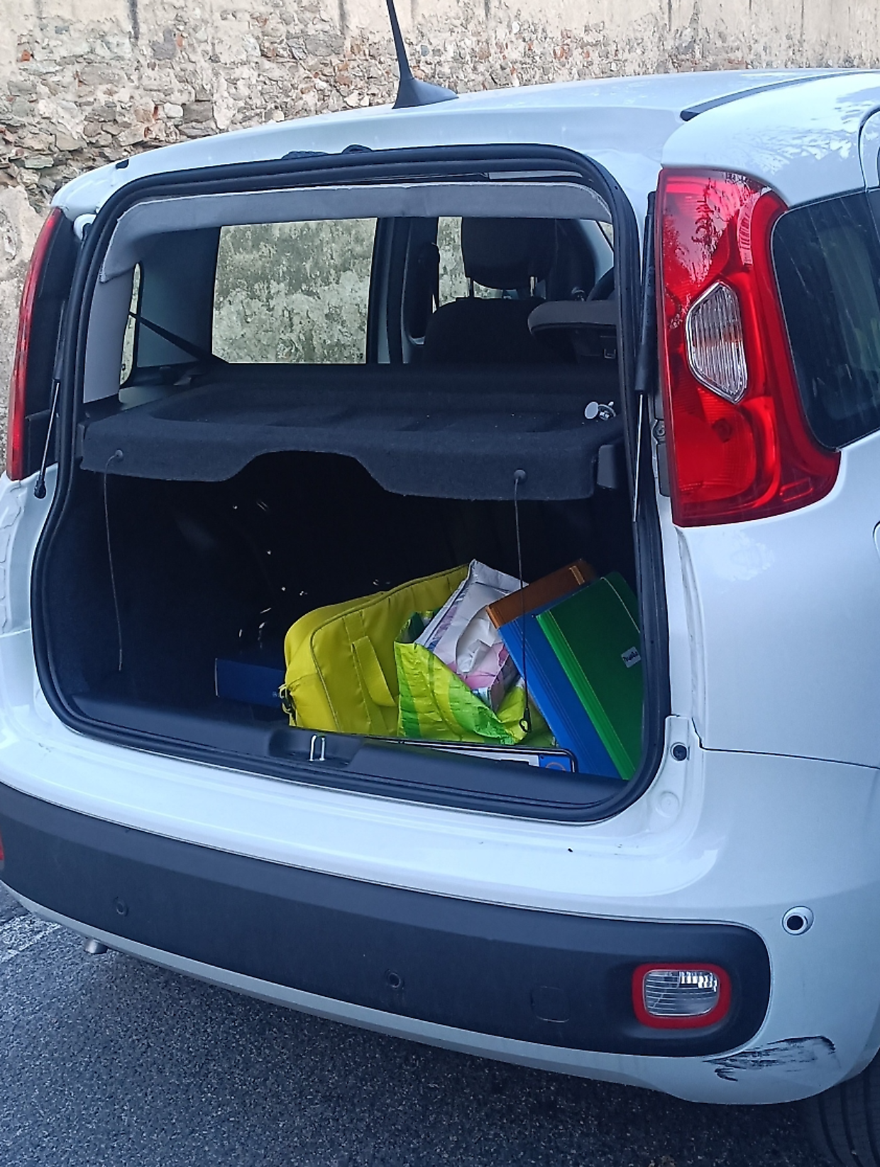 Fiat Panda nel mirino dei ladri, rubato anche il portellone posteriore