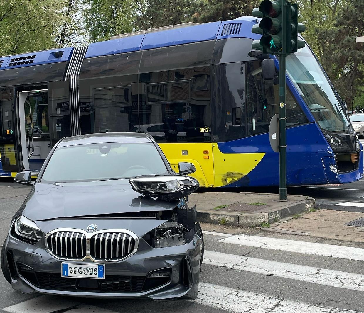 Bmw si schianta contro un tram, ferita una donna incinta