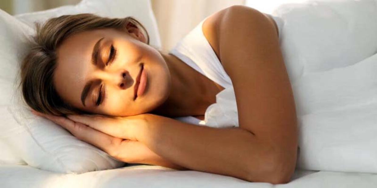 Dormire per dimagrire? La scienza conferma: una buona notte può farti perdere peso