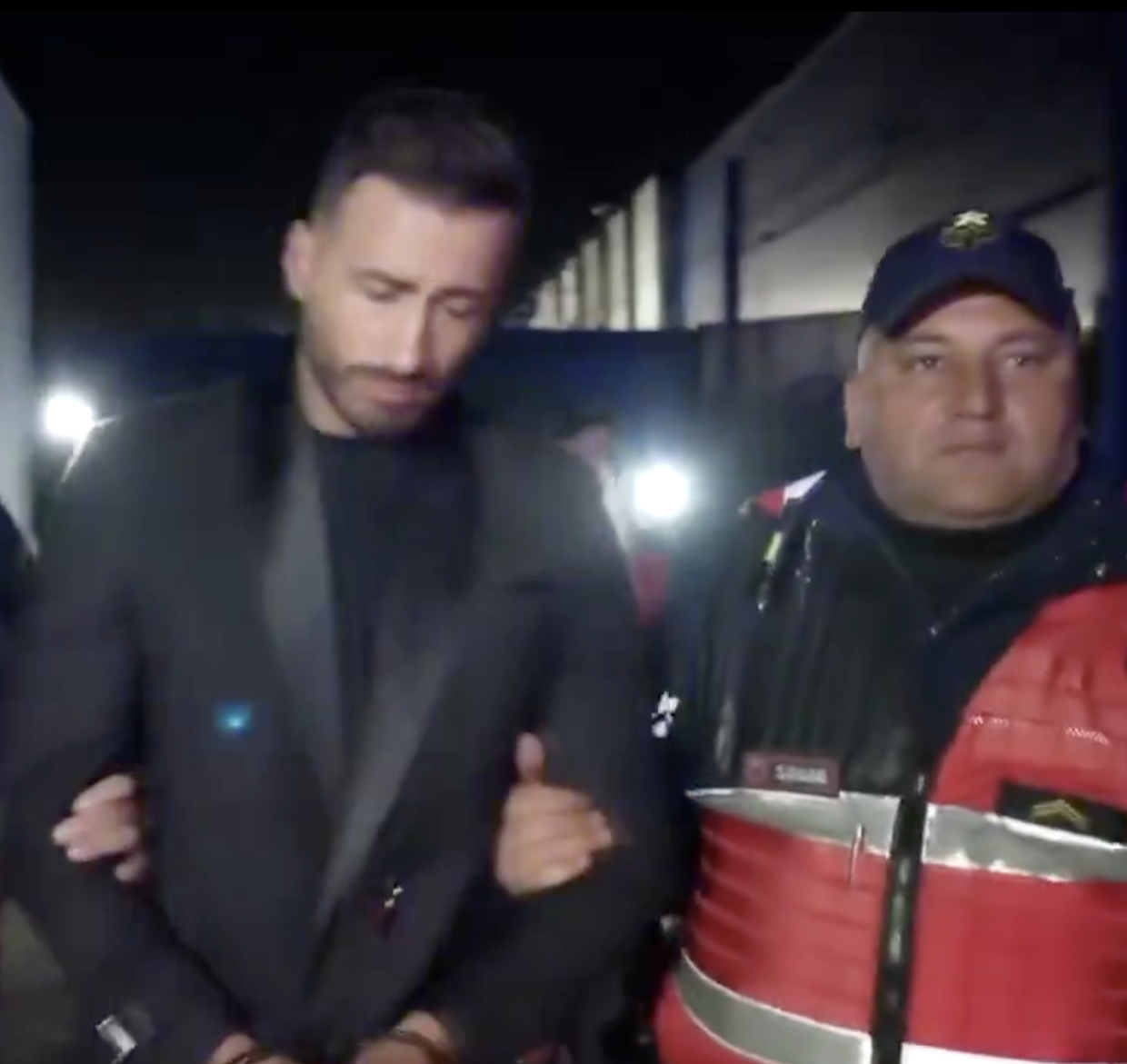 Gli tira un pugno in faccia e viene arrestato: caos al Grande Fratello VIP Albania